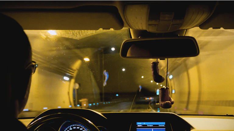 밤거리를 운전하는 대리 기사의 모습