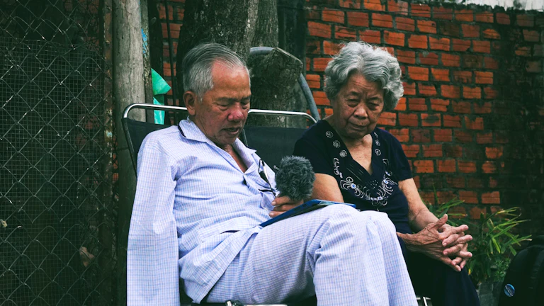 금융 상담을 받고 있는 어르신