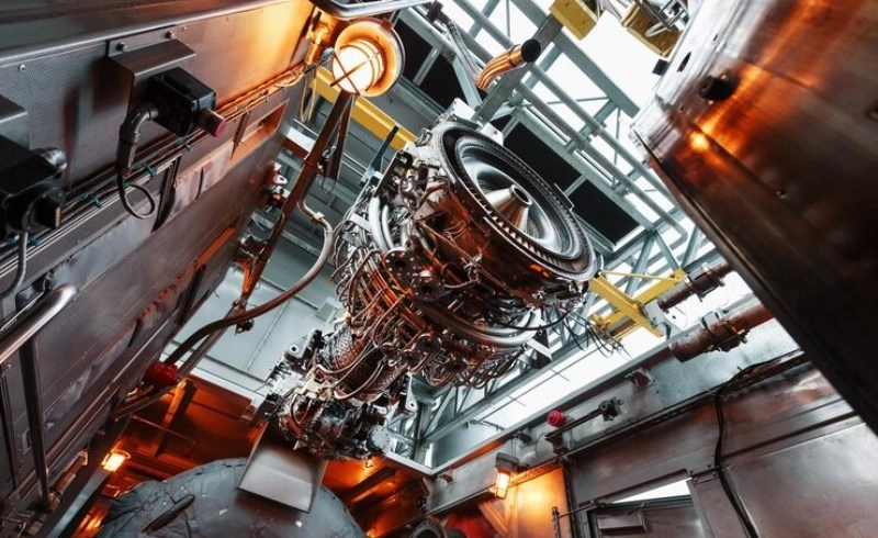 조선주 슈퍼사이클, 신조선가 지수와 수주 잔고의 상관관계 분석 및 투자 가이드 3 대형 선박의 복잡하고 정교한 엔진룸 내부 전경