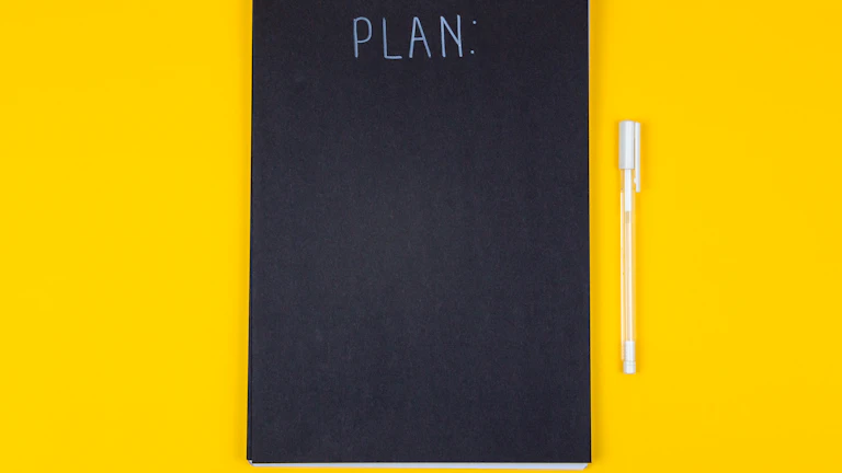 가족들이 모여 경제 계획을 세우는 모습