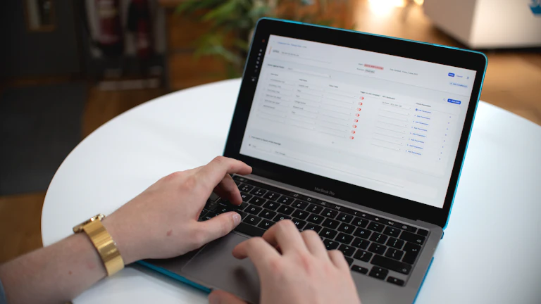 양식을 작성하고 있는 사람