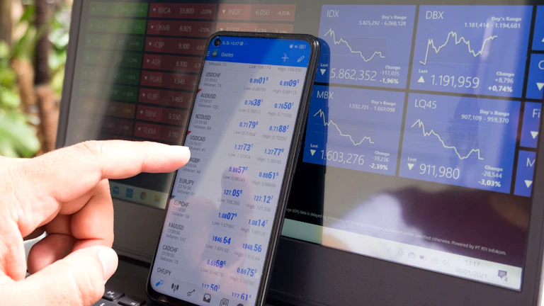 금융 전문가와 상담하는 부부