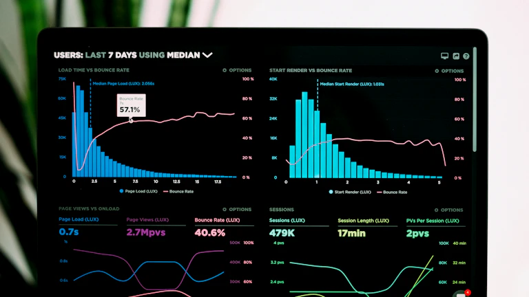 재정 고문과 상담하는 부부