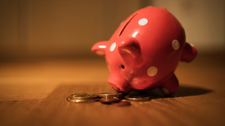 금융 전문가가 은퇴 계획을 설명하는 모습