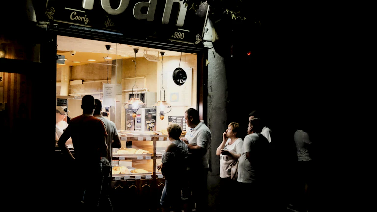 대출 옵션을 설명하는 금융 전문가