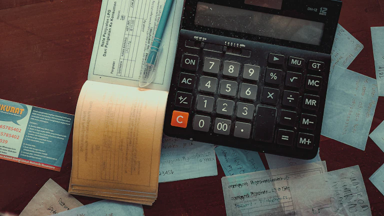 1주택자, 이자 100만원 절약 꿀팁 2 대출 조건을 설명하는 금융 상담사