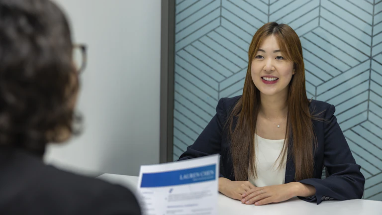 젊은 부부와 상담하는 금융 전문가