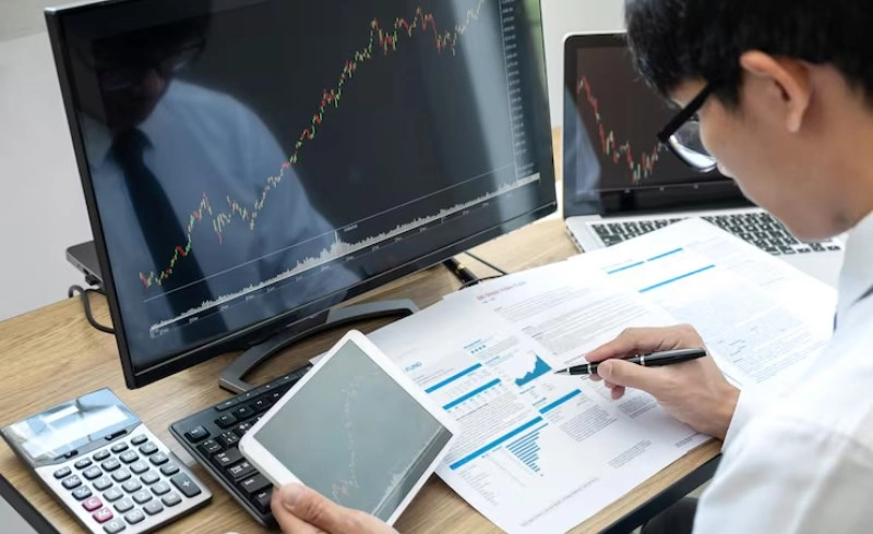 파생상품과 채권 수익률을 계산하는 금융 분석가