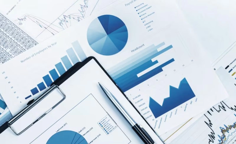 주식 차트를 분석하는 모습