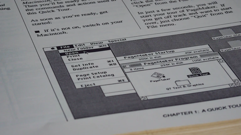 책상 위에 놓인 금융 서류들