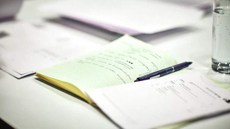 이자 폭탄 피하는 단 하나의 비밀? 주택담보대출 금리 비교로 내 집 대출 1000만원 아끼는 법! 2 책상 위에 놓인 대출 관련 서류와 계산기