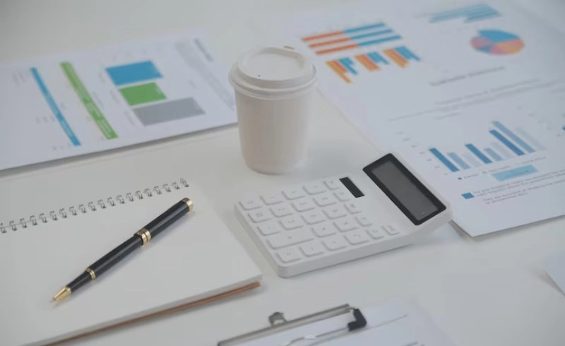 테이블 위에 놓인 복잡한 금융 그래프와 차트 자료