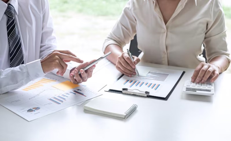 전문가와 함께 재무 계획을 세우는 진지한 모습