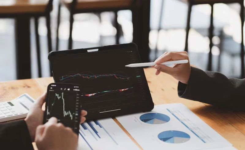 복잡한 금융 거래 그래프를 분석하는 전문가의 손길