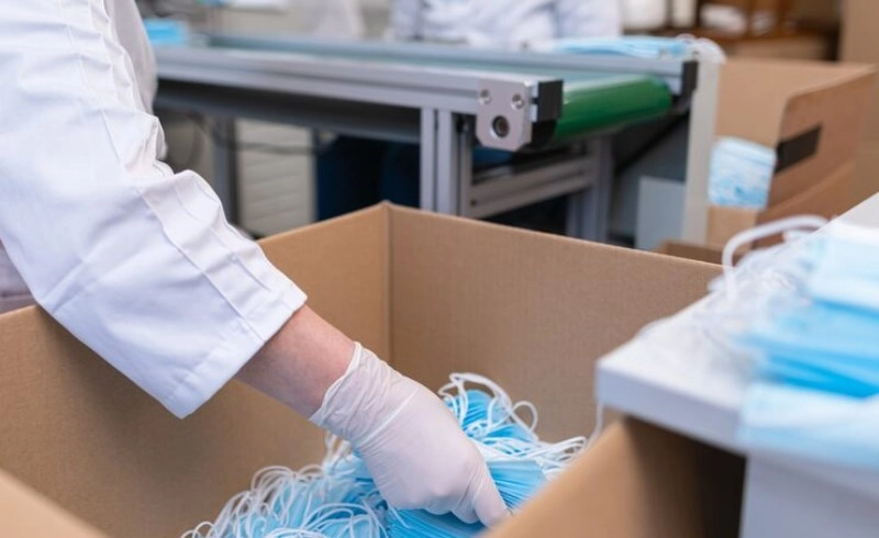 전 세계로 수출되는 의료기기 상자들이 쌓여 있는 물류 현장