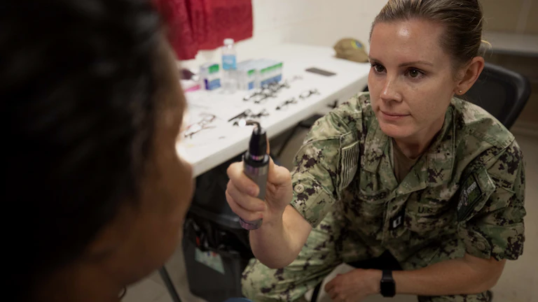 글로벌 파트너십을 상징하는 지구본과 악수하는 모습