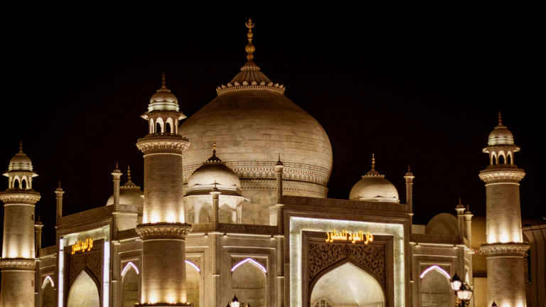 market-growth - 세계 지도를 배경으로 성장 그래프가 상승하는 모습