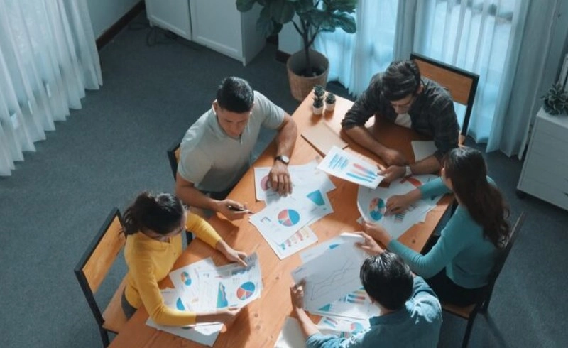 건설주 미분양 리스크 분석, PF 대출 부실과 주가 바닥 잡기 위한 완벽 가이드 5 금융 보고서를 논의하는 사람들