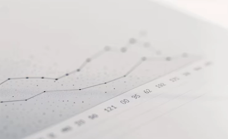 손해보험주 IFRS17 도입 영향, CSM(계약서비스마진) 높은 기업 찾기 위한 완벽 가이드 2 성장 차트를 분석하는 모습