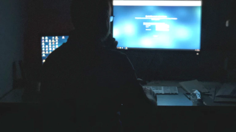 컴퓨터를 사용하는 해커의 모습