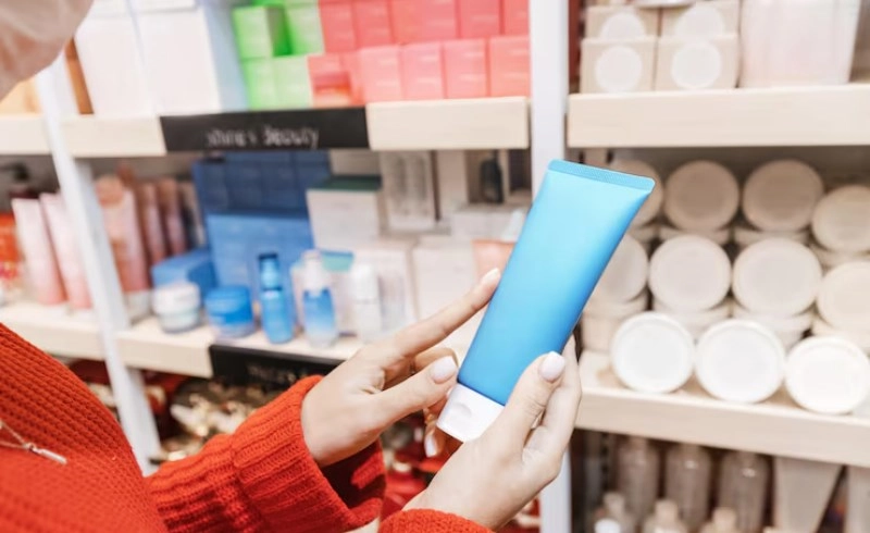 다양한 탈모 샴푸 제품들이 진열된 모습