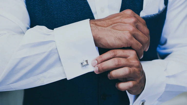 부동산 계약서에 서명하는 모습