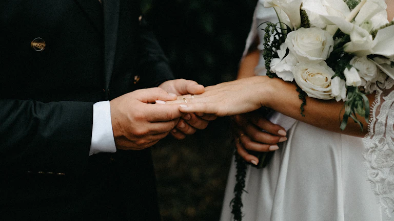 악수하며 계약하는 모습