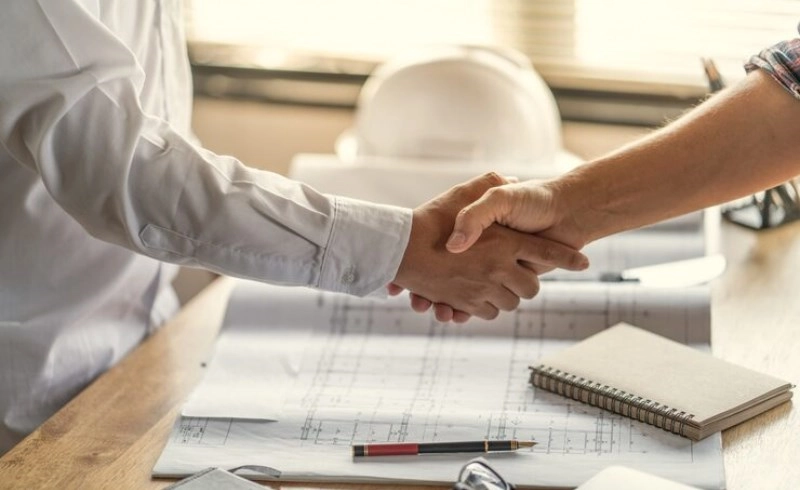 건설주 미분양 리스크 분석, PF 대출 부실과 주가 바닥 잡기 위한 완벽 가이드 3 건설 도면 위 악수