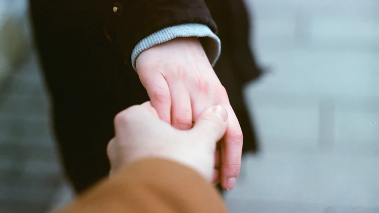 계약서 서류 위에 악수하는 모습