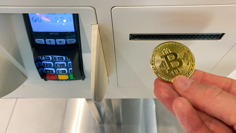 청년도약계좌 3년 유지 후 환승론 갈아타기 목돈 마련 최단 루트 3 성공적인 금융 거래를 나타내는 악수