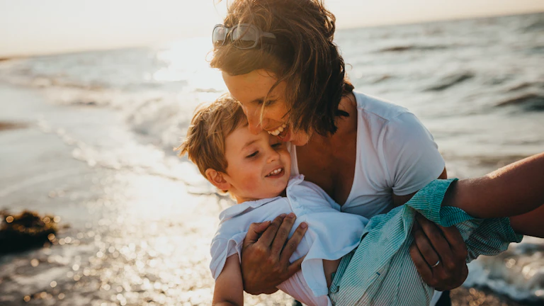 새집에서 행복해하는 커플