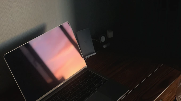 비과세 혜택을 확인하고 기뻐하는 투자자