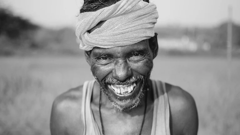 카드테크 대출 비교 고금리 카드론 이자 아끼는 실전 대환 팁 2026 3 돈을 보며 기뻐하는 사람