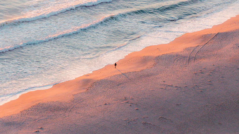 정부지원 대환대출, 저금리 갈아타기 자격 조건과 승인율 높이는 5단계 실전 가이드 (2026년 최신) 2 woman-using-smartphone - 대환대출 승인 문자를 받고 기뻐하는 여성