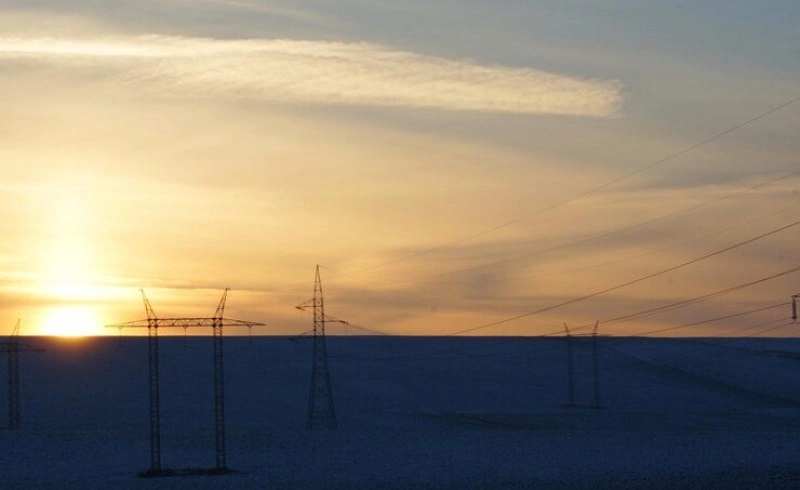 전력 설비 관련주, AI 데이터센터 전력 수요 폭증으로 인한 역대급 슈퍼사이클 수혜주 완벽 분석 3 노을을 배경으로 서 있는 거대한 고압 송전탑과 전력망