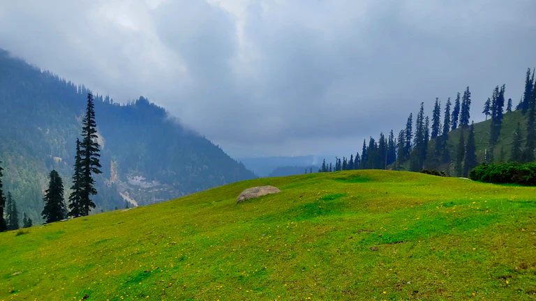 아름다운 풍경에서 등산하는 모임