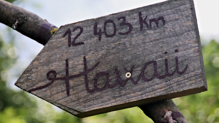 등산객들에게 지시사항을 전달하는 호스트