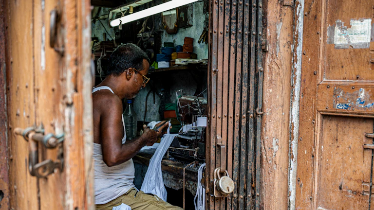 모바일 게임을 즐기는 인도 사람들