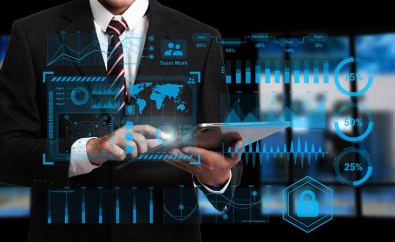 화면에서 금융 데이터를 분석하는 투자자