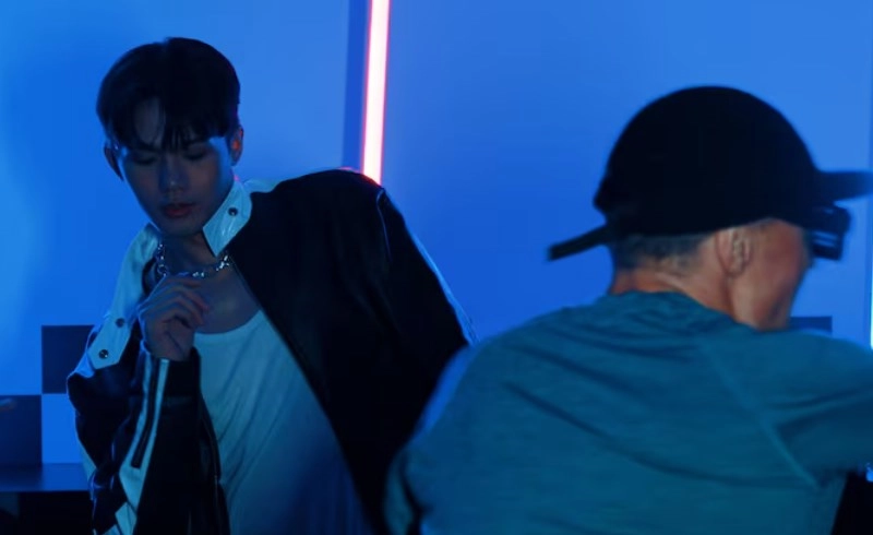 네이버웹툰 나스닥 상장, 웹툰 관련주 대장주 최신 분석 IP 가치 평가 2 배우들이 촬영 세트장에서 한국 드라마를 촬영하고 있는 모습