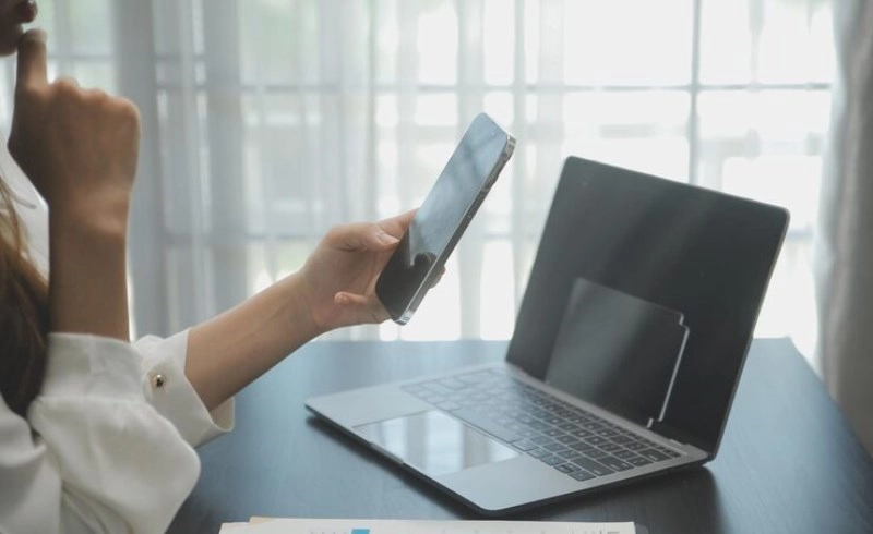 노트북과 스마트폰에 표시된 온라인 뱅킹 앱