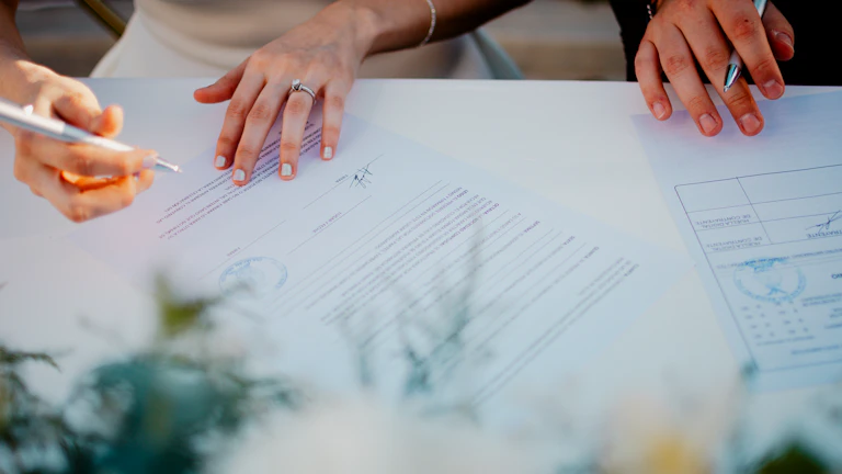 법률 문서와 도장을 찍는 손