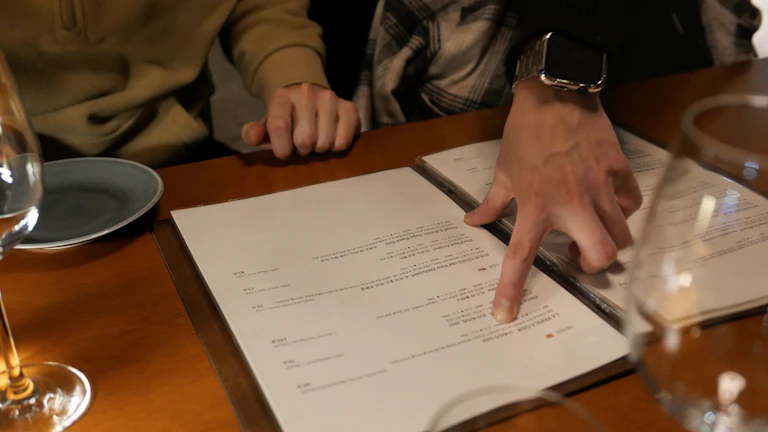가족간 금전거래 차용증 작성으로 증여세 세무조사 피하는 법 2 차용증에 서명하는 신뢰할 수 있는 모습