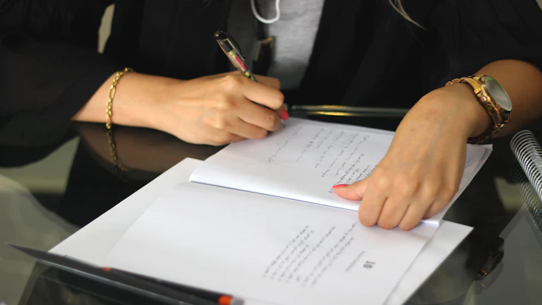 법적 서류에 서명하는 만년필과 종이