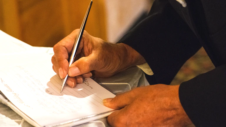 법률 서류에 서명하는 모습