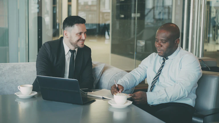 변호사와 함께 법률 문서를 검토하는 모습