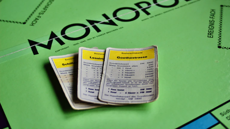 대출 승인을 위한 체크리스트와 성공을 상징하는 그래픽