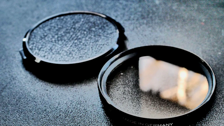 법률 서류를 돋보기로 자세히 살펴보는 모습