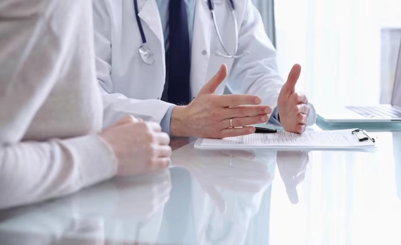 건강보험 적용에 대해 논의하는 사람들