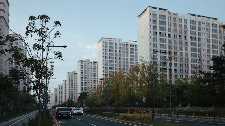 한국의 현대적인 아파트 단지 전경